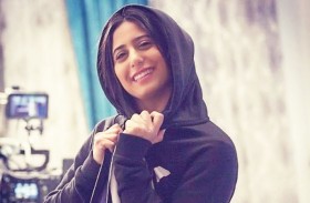 (مانيكان) يكشف سر غموضها وإصابتها بالتوحد