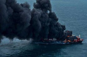 احتراق سفينة يهدد بكارثة