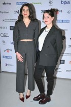 الممثلة السورية هالة رجب مع المخرجة الفرنسية فلورنس روشات خلال جلسة التصوير الخاصة بحفل توزيع جوائز السينما الـ 28  Ceremonie des lumieres  في باريس. (ا ف ب)