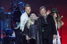 جوني ميتشل تغني في حفل تكريمها 