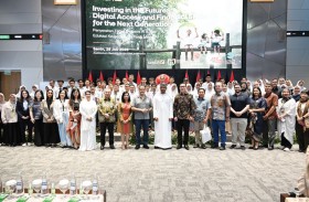 اللجنة العليا للأخوة الإنسانية تواصل تقديم أجهزة لوحية ذكية لطلاب المدارس في إندونيسيا