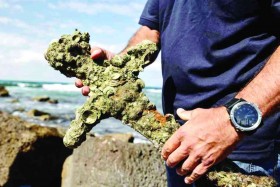 غواص يكتشف سيفا عمره 900 عام