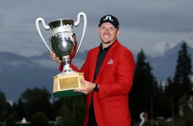 والاس يتقدم 95 خطوة في «السباق إلى دبي»