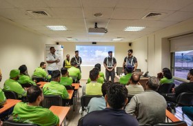 شرطة أبوظبي تعزز وعي السائقين ميدانياً بسلامة إطارات المركبات 