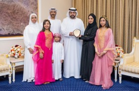 محمد الشرقي يلتقي أسرة فهد خلفان الحساني ويهنئها بالفوز بجائزة سفير مواقع التواصل