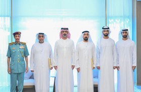 عمار بن حميد يمنح قياديين أمنيين بدبي وسام شرطة عجمان