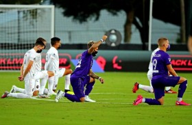 دوري الكرة الأميركي يعاود نشاطه باحتفالية قاتمة 