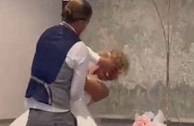 يفاجئ عروسه بتصرف أحمق 