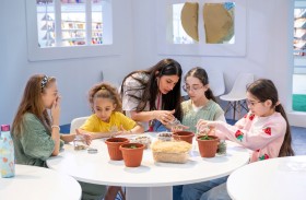 صغار «الشارقة القرائي للطفل» يصممون «حدائق خرافية» 