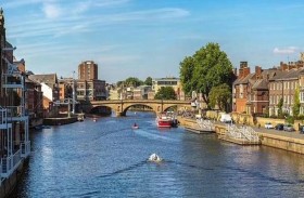 بدلا من إنقاذه.. حشود تتجمع لالتقاط صور لرجل يغرق