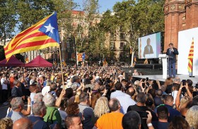 زعيم كتالونيا يعود لبرشلونة ويتحدى مدريد