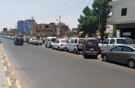 أطباء ومهندسون يغسلون السيارات بالسودان.. والهدف نبيل