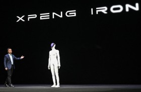 شركة صينية تقطع روبوتها البشري على المسرح لإثبات عدم وجود إنسان داخله