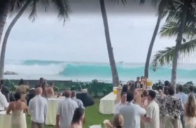 موجة عملاقة تضرب العروسين والحضور 