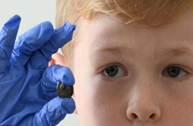 طفل يعثر على عملة عمرها 1800 عام