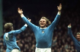 مانشستر سيتي يقيم نصبا تذكاريا بملعب الاتحاد احتفاء بأساطيره الثلاثة