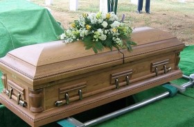 تعود من الموت وتضرب النعش بيدها 