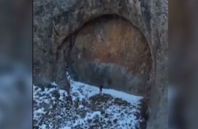 «باب عملاق» غامض في جبال كازاخستان 