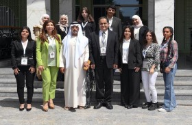 نهيان بن مبارك يستقبل وفدا طلابيا من جامعة دمشق