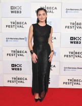 الممثلة الأمريكية لوسي هيل لدى حضورها العرض الأول لفيلم  Diane Von Furstenberg: Woman In Charge  خلال افتتاح مهرجان تريبيكا السينمائي في نيويورك. (ا ف ب)