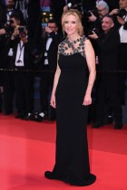 الممثلة الفرنسية ليا دراكر تغادر بعد عرض فيلم «الملف 137» في مهرجان كان السينمائي. (أ ف ب)