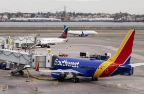 طيار يخرج من النافذة بعد إقفال مسافر قمرة القيادة