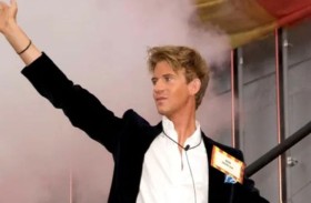 مصرع نجم شهير بعد سقوطه من الطابق 7