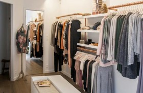 تفاجئ والديها بتأسيس شركة أزياء ناجحة