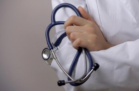 طبيب يطعن مراجعاً بسكين ويلوذ بالفرار