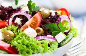 حيلة لحفظ السلطة في الثلاجة باستخدام المناشف الورقية