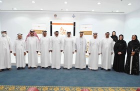 سهيل المزروعي يكرم الرعيل الأول من موظفي الطاقة والبنية التحتية