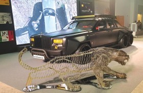 دبي تشهد عرض سيارة  بنظام هجين لا مثيل لها في العالم مزينة بالذهب