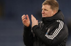 إصابة مدرب نيوكاسل هاو بالتهاب رئوي 