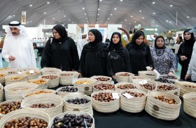 وفد من جمعية الصحفيين الإماراتية يزور مهرجان ليوا للرطب بدورته الـ20