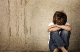 عائلة تحتجز أطفالها بالتبني في أقفاص