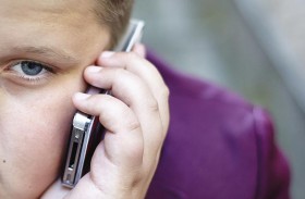 طفل يتصل بالشرطة لإحساسه بالوحدة 