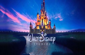 يتظاهر بأنه موظف في عالم ديزني ليسرق تمثالاً