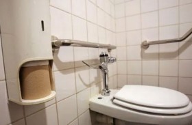 تعود من المدرسة فتكتشف جثة بلا رأس في حمّام المنزل!