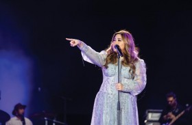 الفلبينية «مويرا ديلا توري» تغني أمام جمهورها في إكسبو 2020 دبي