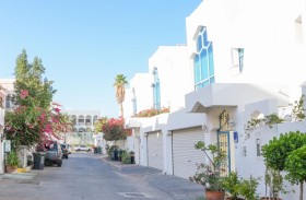 بلدية مدينة أبوظبي تنفذ حملة لتنظيف السكيك في السمحة حفاظاً على البيئة والمظهر العام