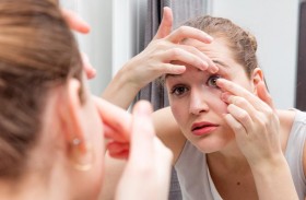 دراسة تحذر من خطر يرتبط بارتداء العدسات اللاصقة أثناء الاستحمام!
