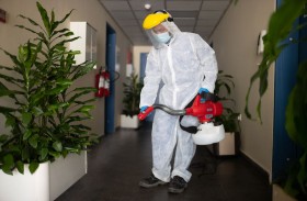 عامل بلدية دبي الذي قام بتعقيم الطرقات صائماً‎ ‎