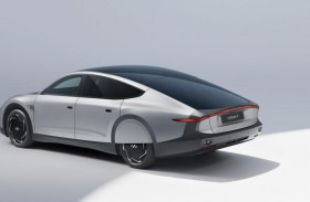 أول سيارة تعمل بالطاقة الشمسية