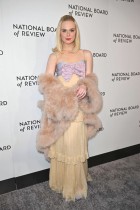 الممثلة الأمريكية إيل فانينج لدى حضورها حفل توزيع جوائز المجلس الوطني للمراجعة في نيويورك. (ا ف ب)