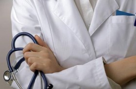 طبيب يرفض الكشف على مريضة بسبب مظهرها