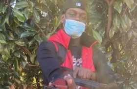 طفل يقتل شاباً بمسدس