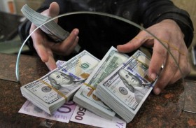 الدولار يتذبذب مع تحول الطلب على الملاذ الآمن إلى الين 