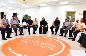 شما المزروعي تشهد حلقة شبابية لشرطة أبوظبي حول دمج الأحداث في المجتمع