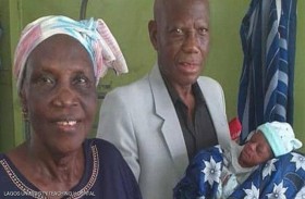 سيدة تنجب توأما في سن الـ68