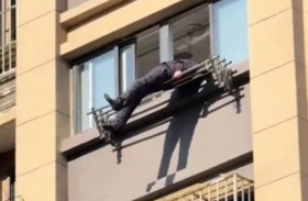 مجفف ملابس ينقذ مسناً سقط من الطابق الـ15